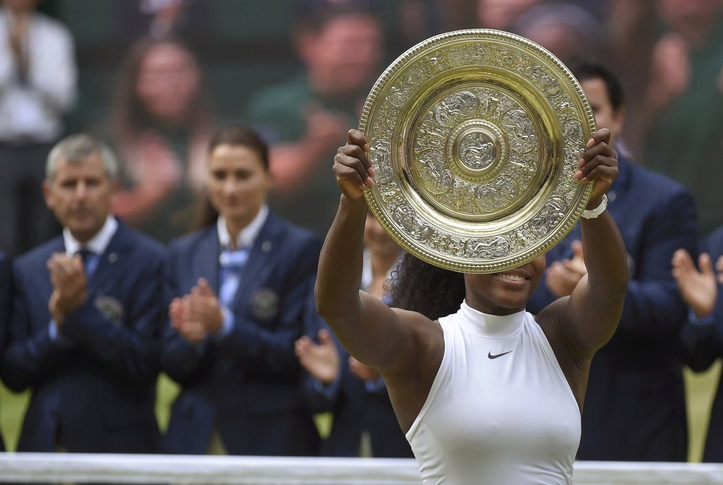 Americká tenistka Serena Williamsová s trofejí pro vítezku dvouhry ve Wimbledonu