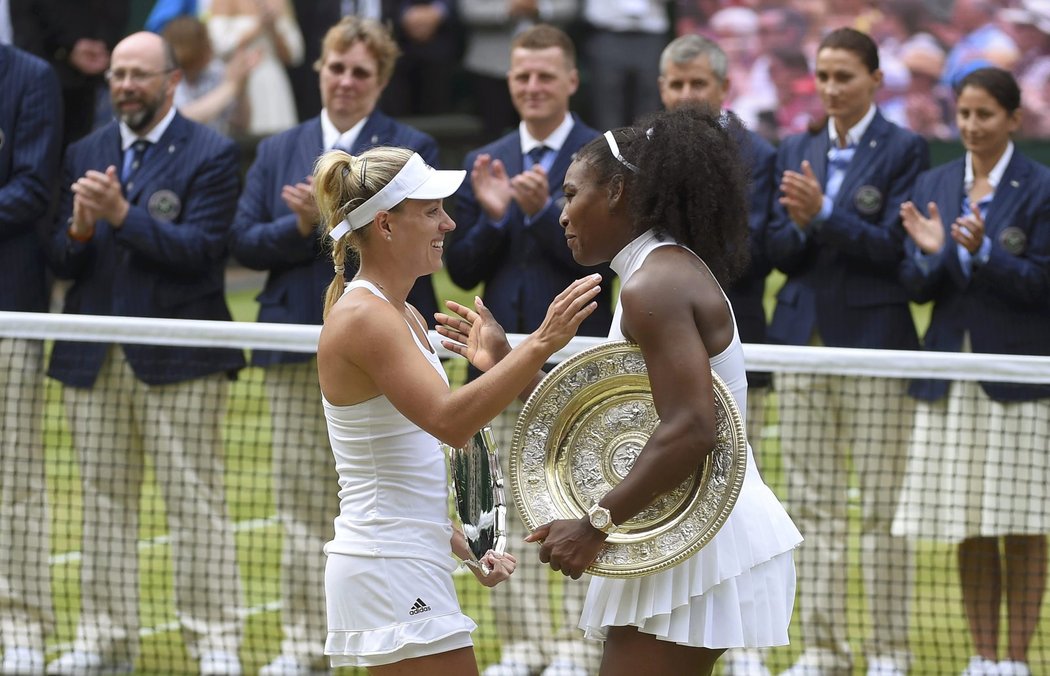Americká tenistka Serena Williamsová přijímá gratulaci od Němky Angelique Kerberové po finále dvouhry ve Wimbledonu.