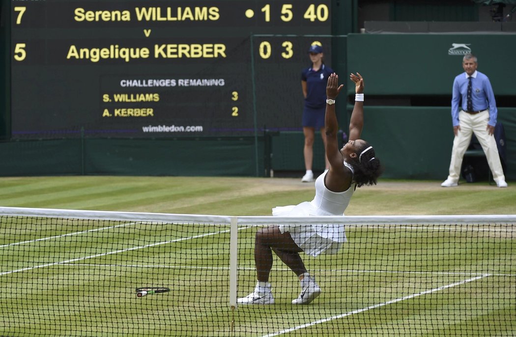 Je to doma, jásá Serena Williamsová. Americká tenistka ovládla dvouhru ve Wimbledonu.