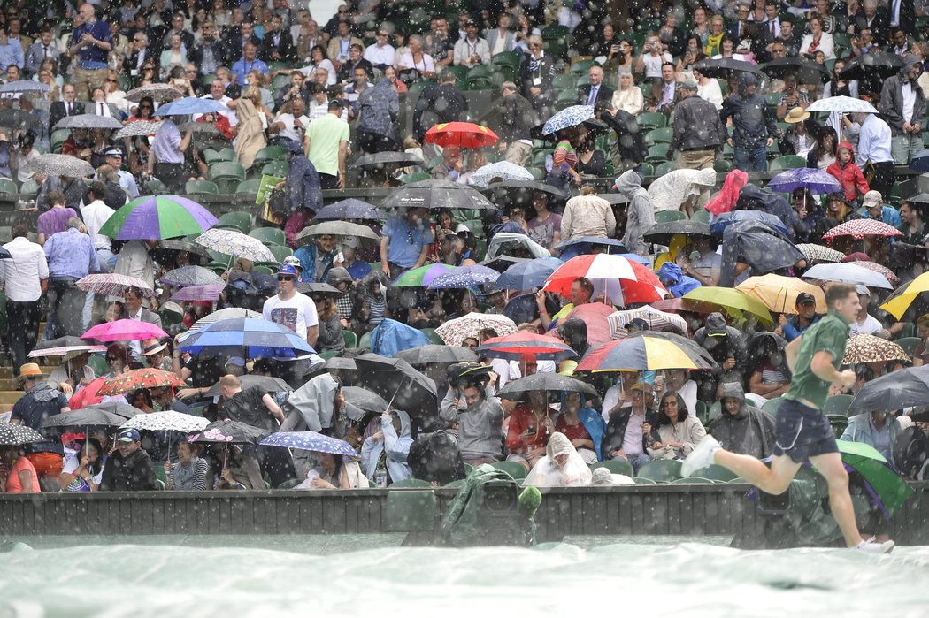 Průtrž mračen se valí na wimbledonský centrkurt