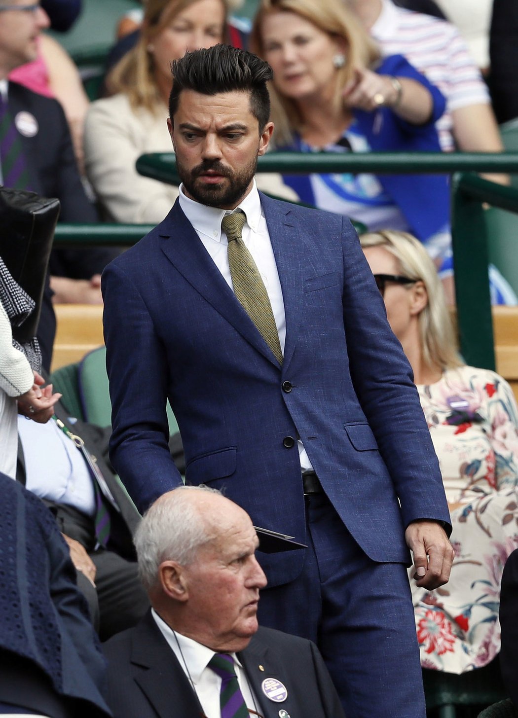 Herec Dominic Cooper v královské lóži před startem Wimbledonu