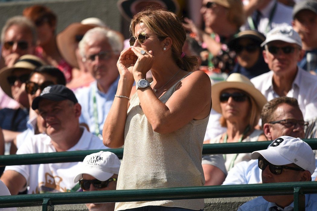 Mirka Federerová povzbuzuje svého manžela ve čtvrtfinále Wimbledonu