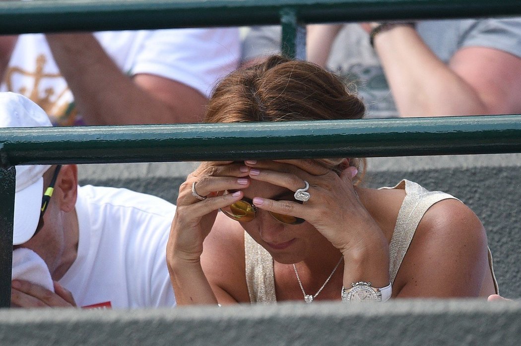 Já se na to nemůžu dívat, jakoby si říkala Mirka Federerová při obratu Kevina Andersona...