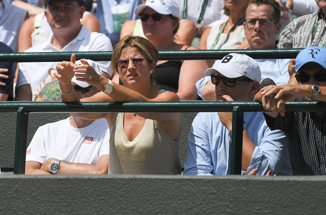 Je to vůbec možné? Mirka Federerová sleduje trápení svého muže ve čtvrtfinále Wimbledonu...