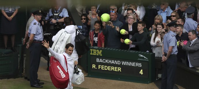 Roger Federer mává a diváci ve Wimbledonu nadšeně aplaudují
