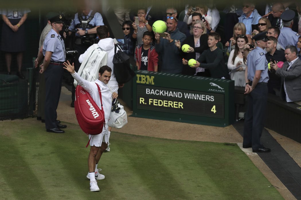 Roger Federer mává a diváci ve Wimbledonu nadšeně aplaudují