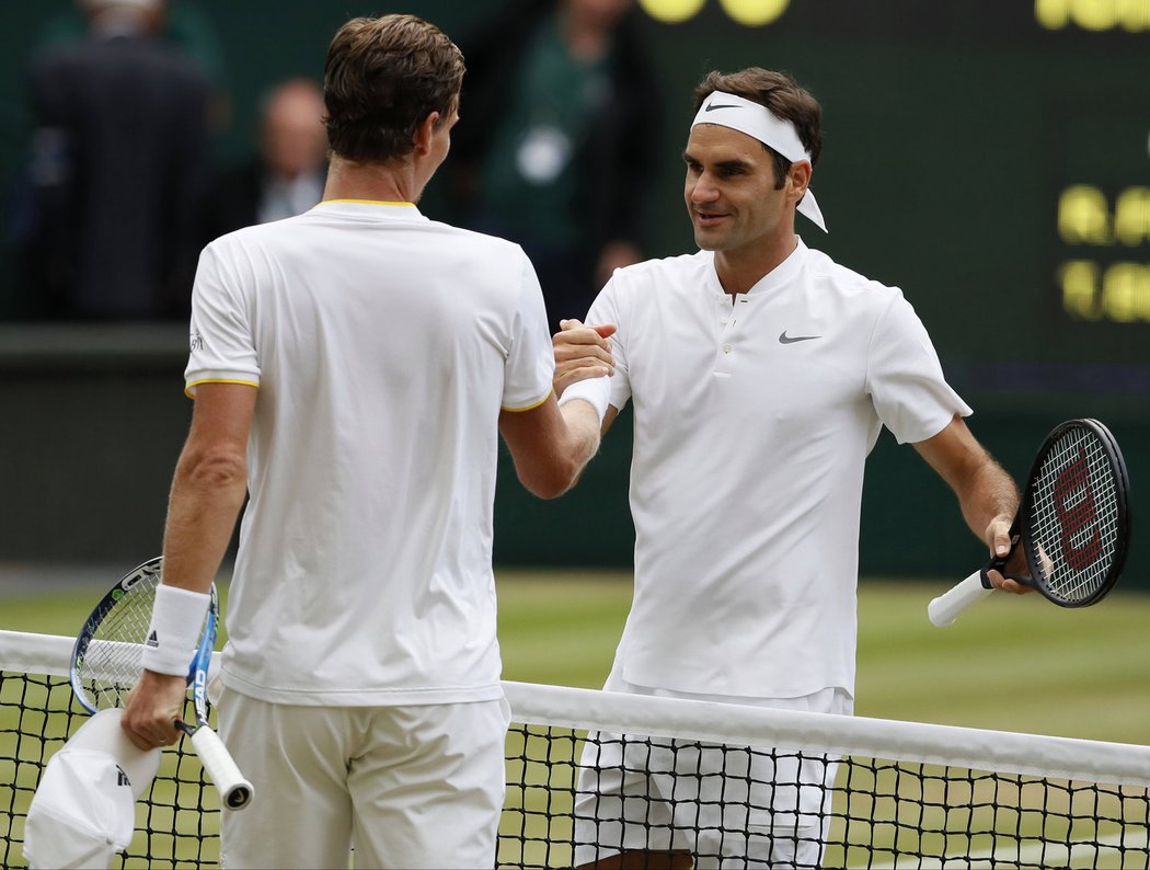 Oba kamarádi se zdraví u sítě. Do finále postoupil Roger Federer