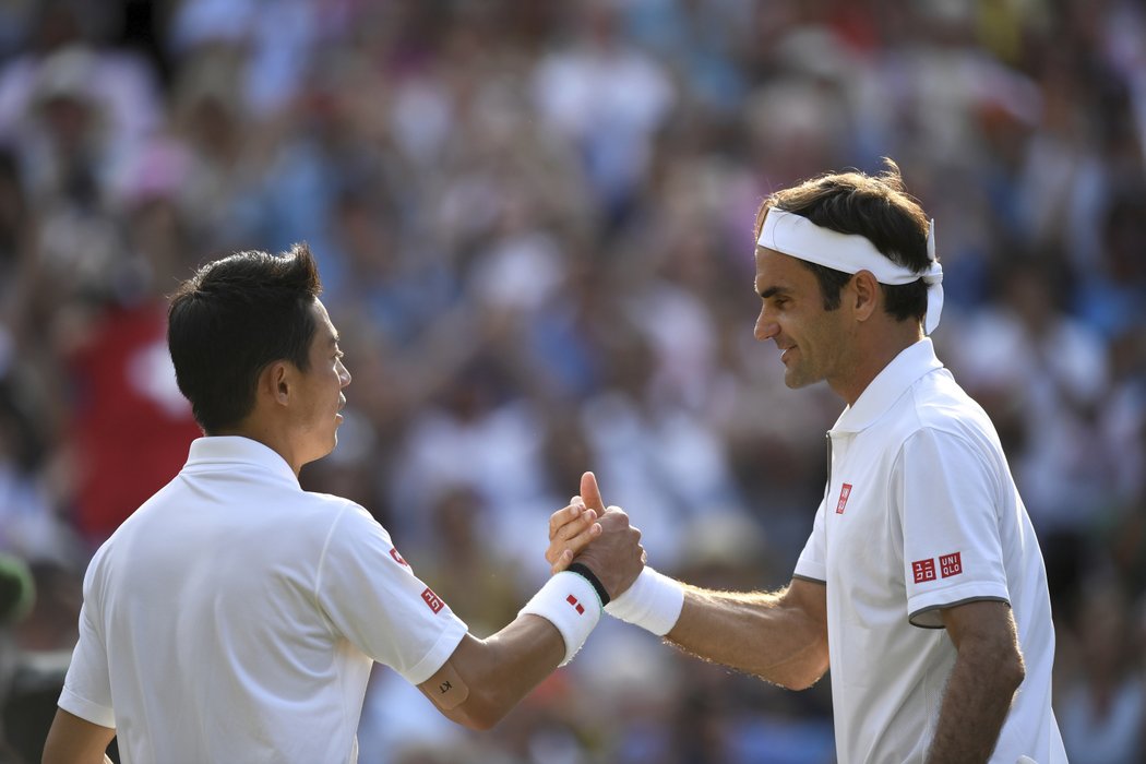 Tradiční podání si rukou u sítě. Roger Federer má před sebou další semifinále ve Wimbledonu