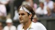 Roger Federer se raduje z bodu nad Robinem Söderlingem v osmifinále Wimbledonu