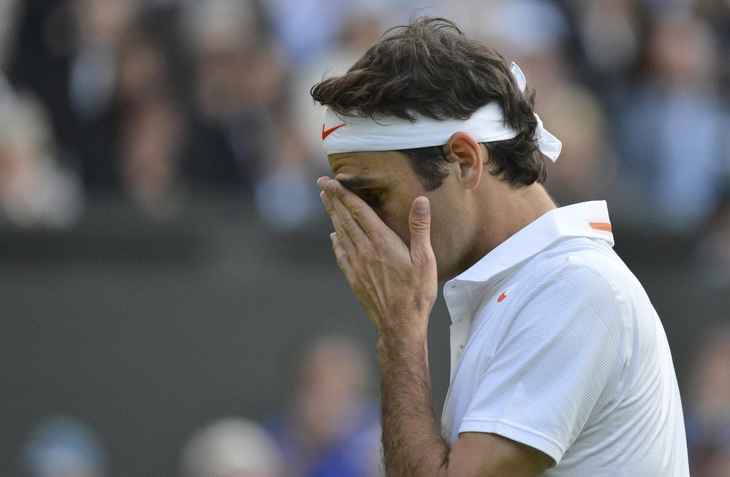 Sedminásobný vítěz Wimbledonu Roger Federer ze Švýcarska se letos s turnajem rozloučil už ve 2. kole. Obhájce titulu dnes prohrál v All England Clubu s ukrajinským tenistou Sergejem Stachovským 7:6, 6:7, 5:7 a 6:7. Pro Federera porážka znamenala velké zklamání.