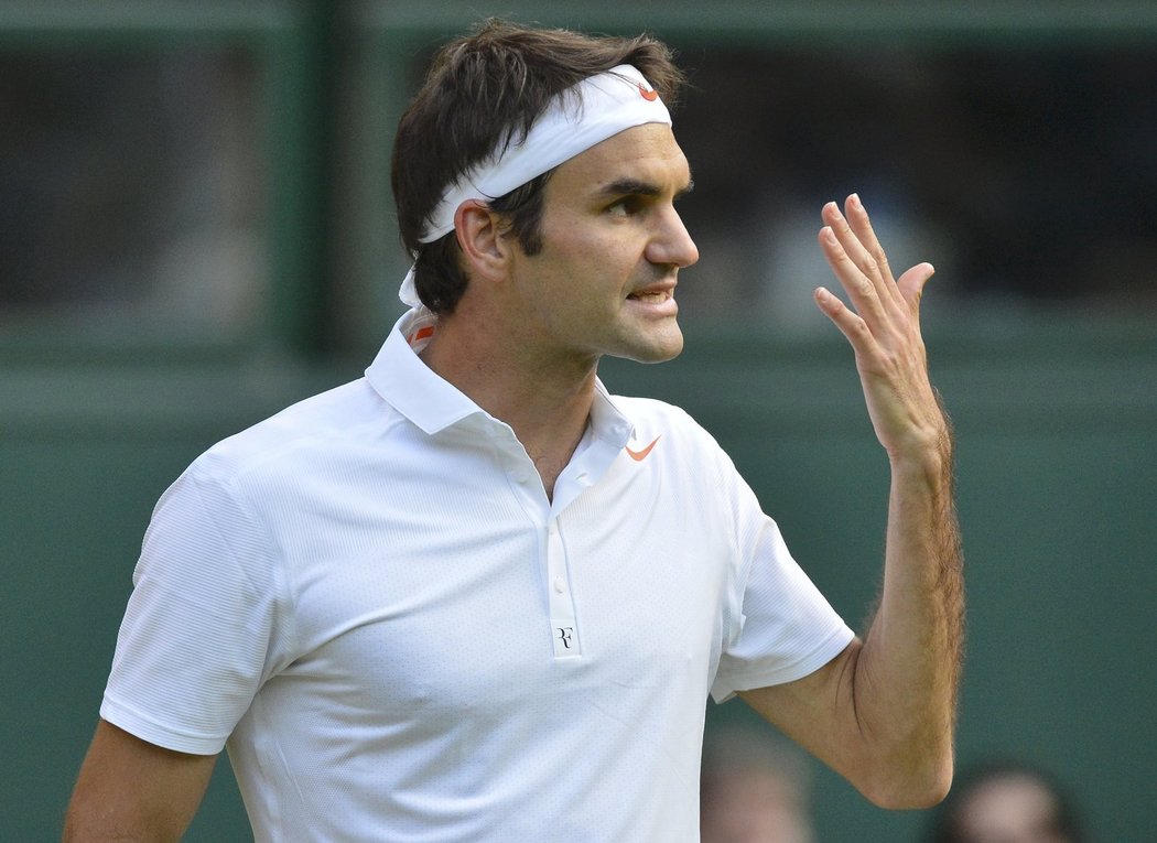 Sedminásobný vítěz Wimbledonu Roger Federer ze Švýcarska se letos s turnajem rozloučil už ve 2. kole. Obhájce titulu dnes prohrál v All England Clubu s ukrajinským tenistou Sergejem Stachovským 7:6, 6:7, 5:7 a 6:7. Federer se na sebe hodně zlobil