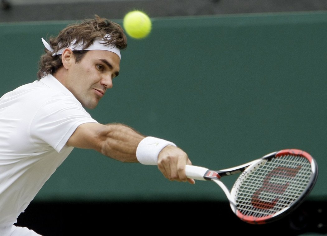 Roger Federer returnuje bekhendem