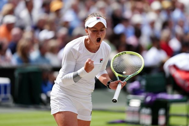 Česká tenistka Barbora Krejčíková během finále Wimbledonu 2024 Česká tenistka Barbora Krejčíková během finále Wimbledonu 2024