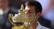 Novak Djokovič převzal pohár pro vítěze Wimbledonu