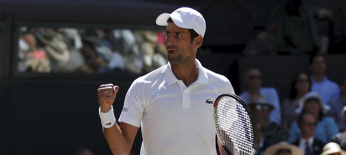 Novak Djokovič se raduje po vítězném úderu ve finále Wimbledonu