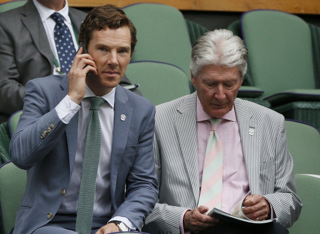 Herec Benedict Cumberbatch s otcem dorazili na finále Wimbledonu