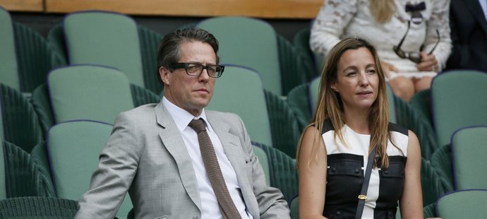 Herec Hugh Grant v hledišti před finále mužské dvouhry ve Wimbledonu