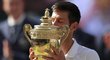 Novak Djokovič převzal pohár pro vítěze Wimbledonu