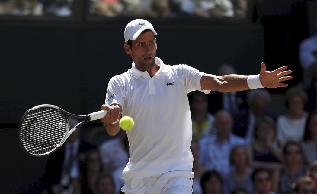 Novak Djokovič v akci ve finále Wimbledonu