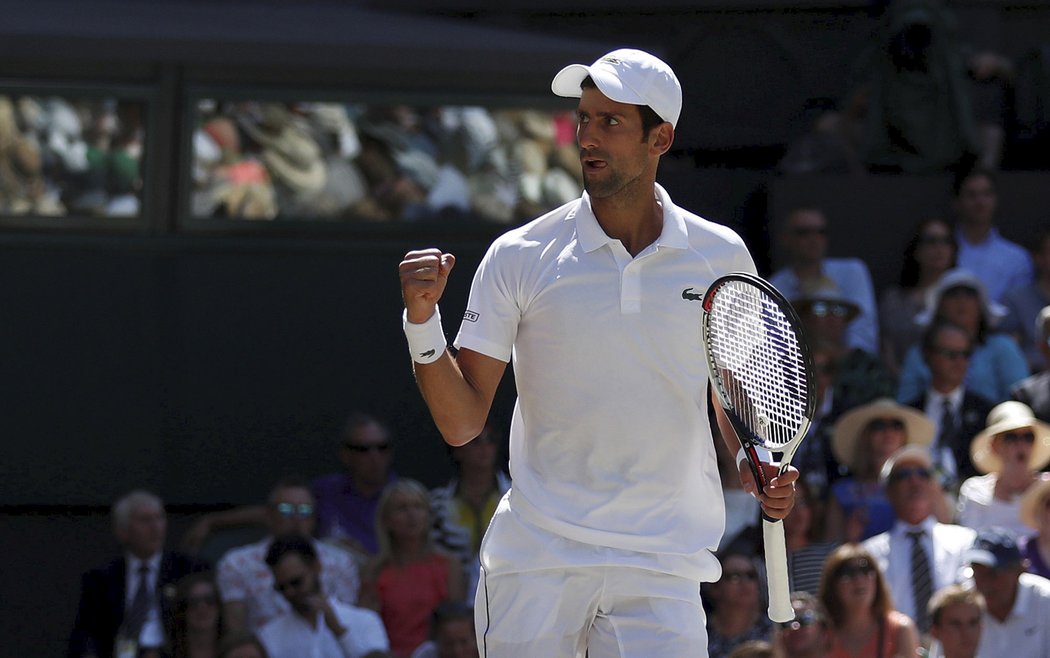 Novak Djokovič se raduje po vítězném úderu ve finále Wimbledonu