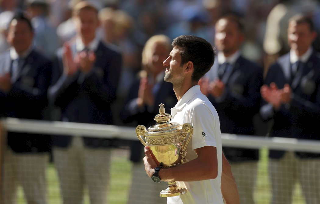 Novak Djokovič s trofejí pro vítěze Wimbledonu