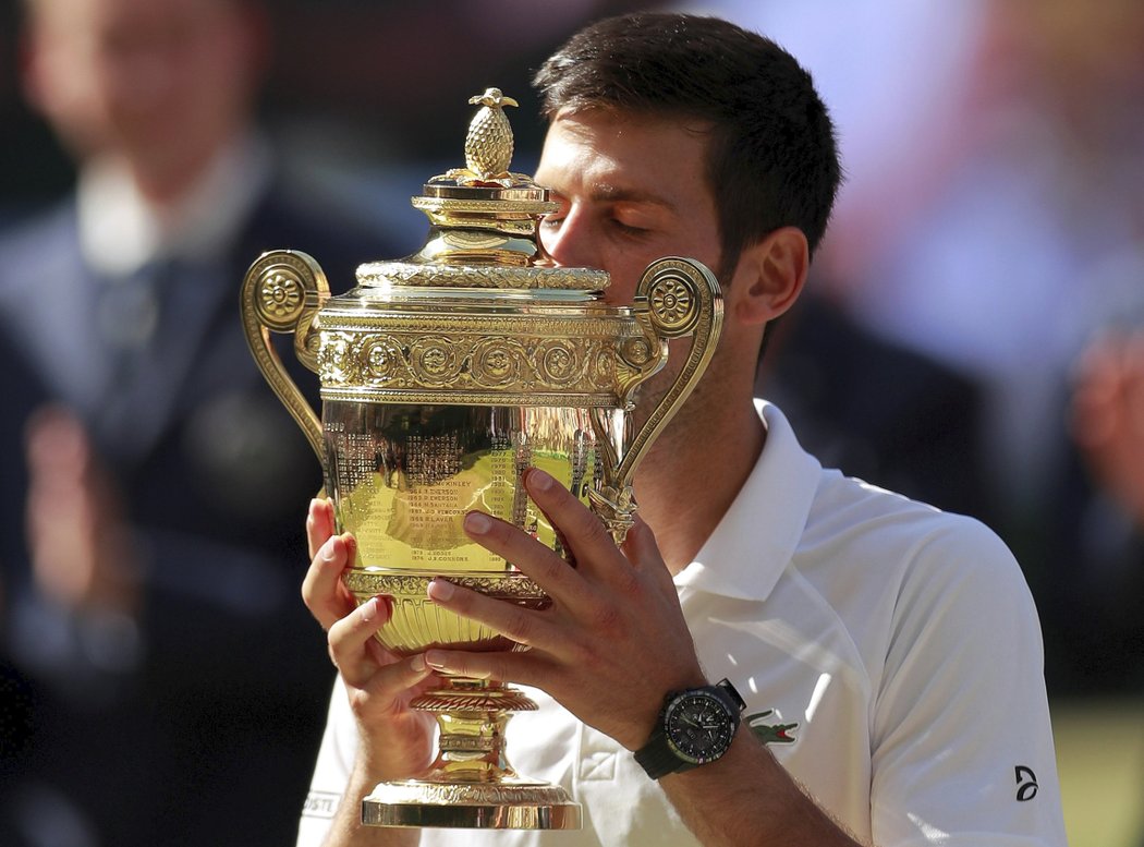 Novak Djokovič převzal pohár pro vítěze Wimbledonu