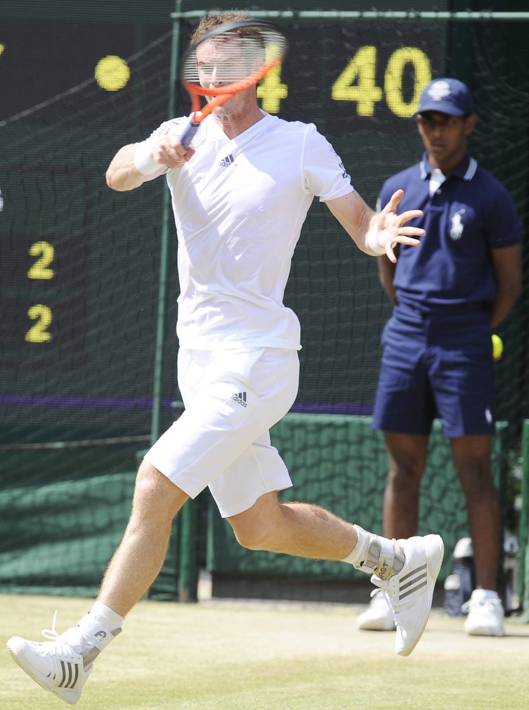 Brit Andy Murray bojoval ve finále dvouhry Wimbledonu se světovou jedničkou, Srbem Novakem Djokovičem. Zápas byl plný emocí.