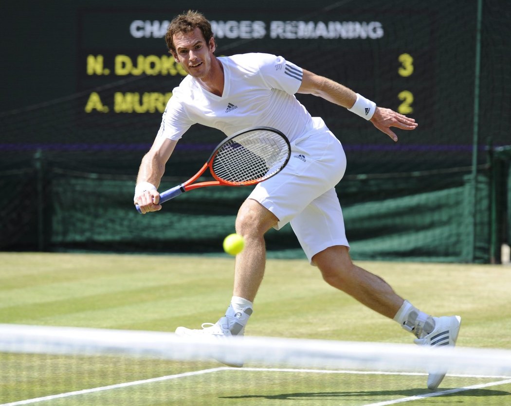 Brit Andy Murray bojoval ve finále dvouhry Wimbledonu se světovou jedničkou, Srbem Novakem Djokovičem. Zápas byl plný emocí.