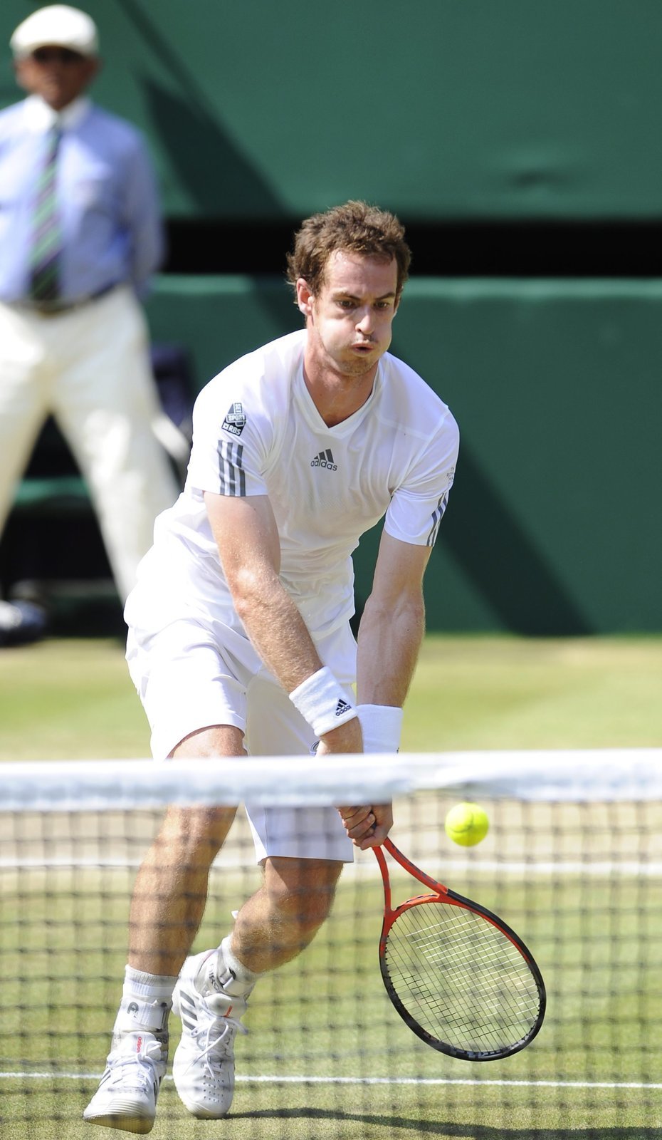 Brit Andy Murray bojoval ve finále dvouhry Wimbledonu se světovou jedničkou, Srbem Novakem Djokovičem. Zápas byl plný emocí.