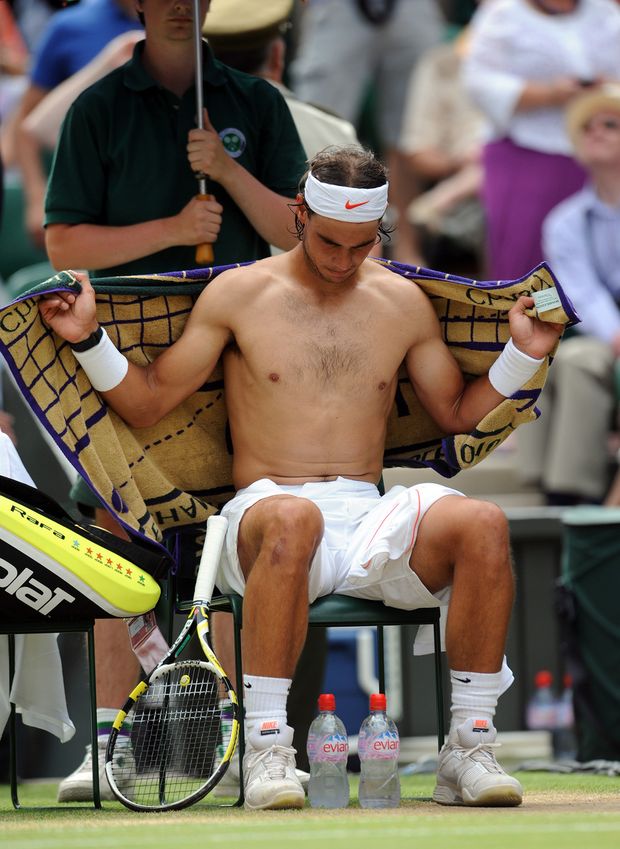 Rafael Nadal se převléká ve finále Wimbledonu Rafael Nadal se převléká ve finále Wimbledonu