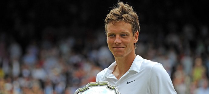 Tomáš Berdych s trofejí pro poraženého finalistu Wimbledonu