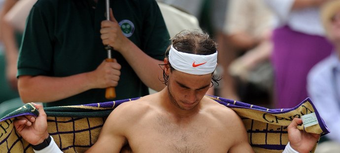 Rafael Nadal se převléká ve finále Wimbledonu