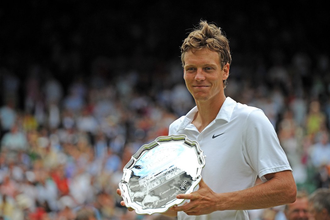 Tomáš Berdych s trofejí pro poraženého finalistu Wimbledonu