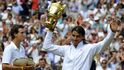 Tomáš Berdych sleduje slavícího Rafaela Nadala po finále Wimbledonu