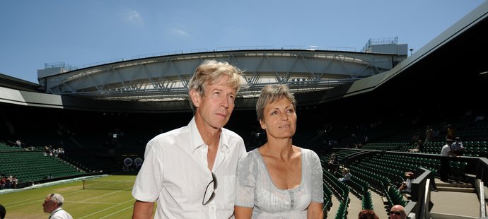 Rodiče Tomáše Berdycha na centrálním kurtu před finále s Nadalem