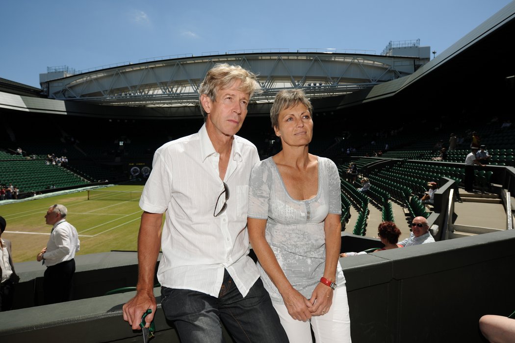 Rodiče Tomáše Berdycha na centrálním kurtu před finále s Nadalem