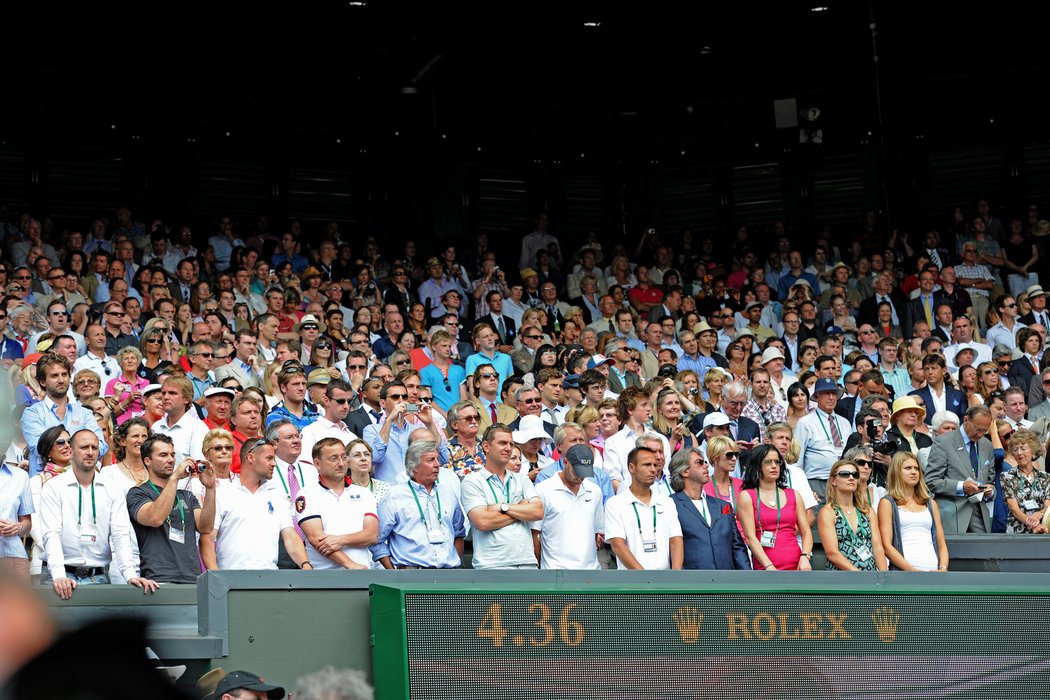 Fanoušci na centrálním dvorci Wimbledonu, vpravo Berdychova přítelkyně Lucie Šafářová