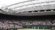 Finále Wimbledonu: Rafael Nadal (blíže) a Tomáš Berdych