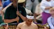 Rafael Nadal se převléká ve finále Wimbledonu