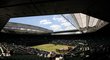 Centrální dvorec Wimbledonu se pomalu začíná plnit před finále Berdych - Nadal