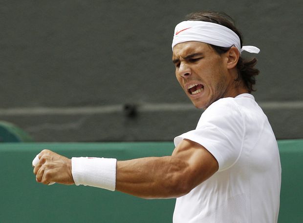 Rafael Nadal slaví úspěšný úder proti Tomáši Berdychovi Rafael Nadal slaví úspěšný úder proti Tomáši Berdychovi