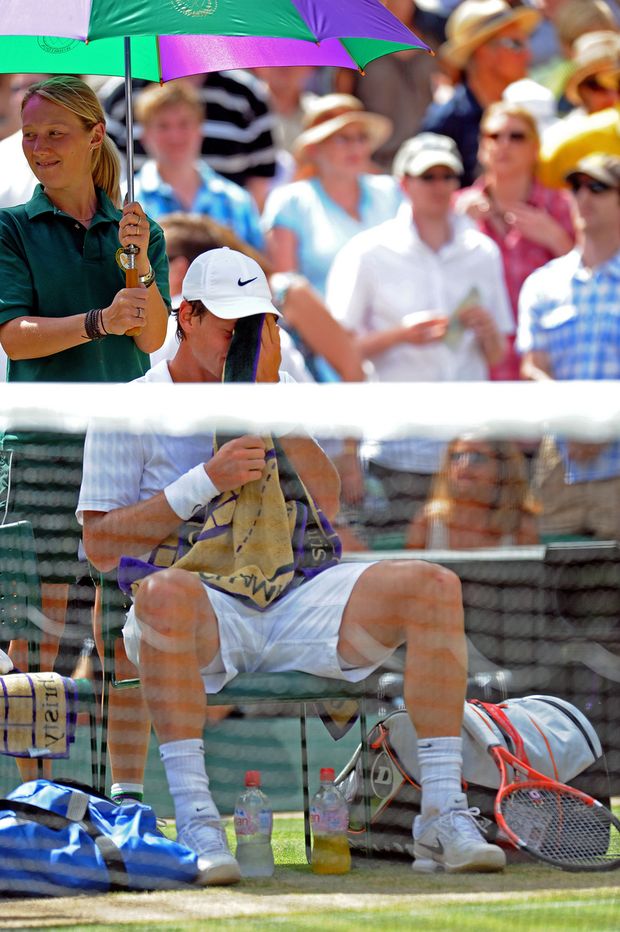 Tomáš Berdych si utírá pot ve finále Wimbledonu Tomáš Berdych si utírá pot ve finále Wimbledonu