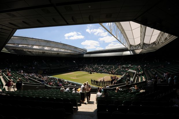 Centrální dvorec Wimbledonu se pomalu začíná plnit před finále Berdych - Nadal Centrální dvorec Wimbledonu se pomalu začíná plnit před finále Berdych - Nadal