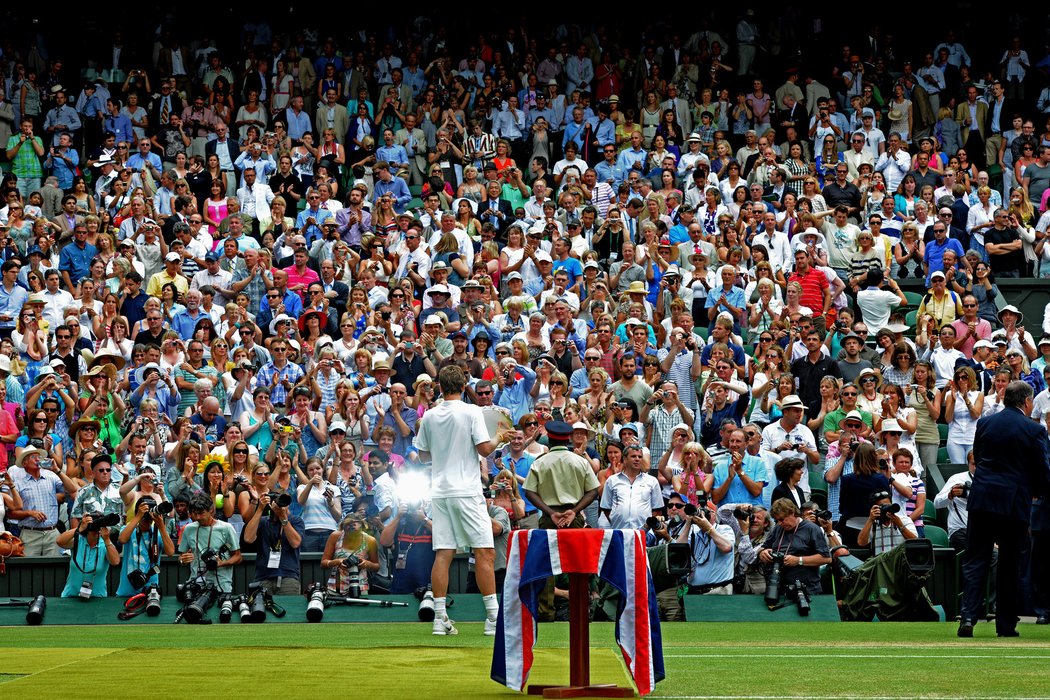Tomáš Berdych si užívá ovací zaplněného centrkurtu s trofejí pro druhého muže Wimbledonu