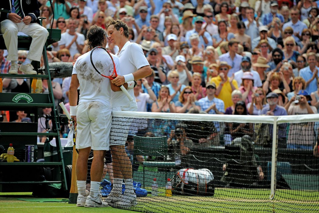 Tomáš Berdych (vpravo) gratuluje Rafaelovi Nadalovi k wimbledonskému triumfu