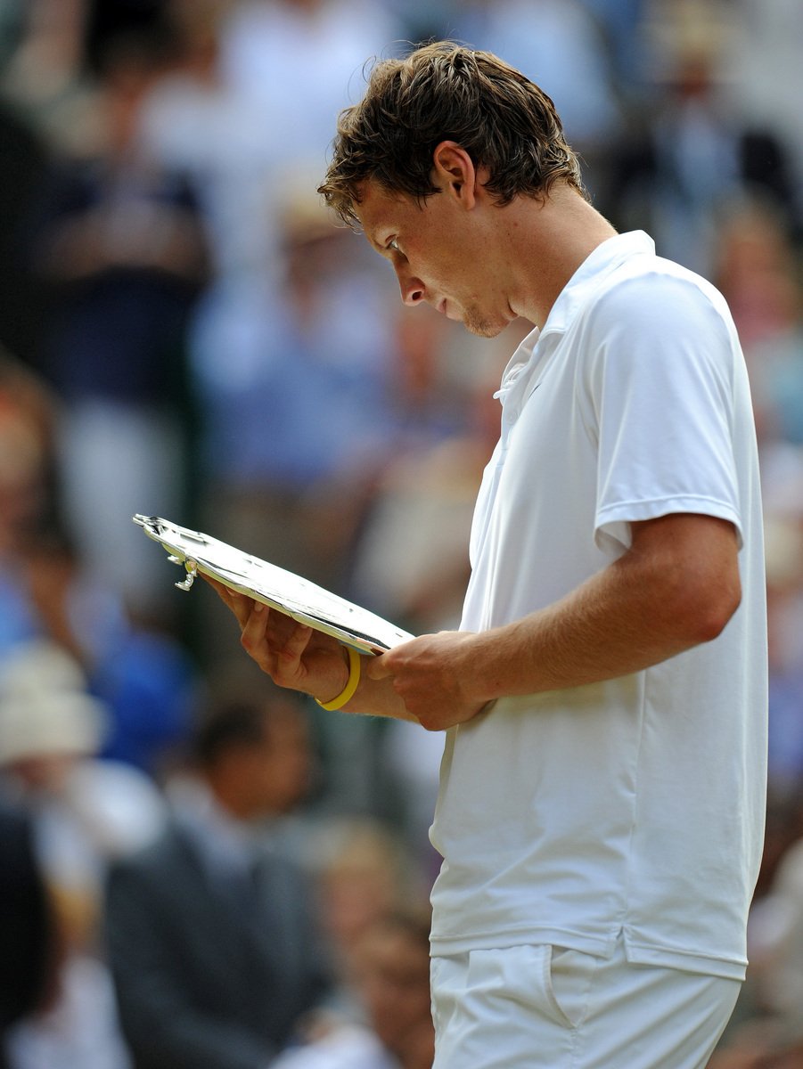 Tomáš Berdych si smutně prohlíží talíř pro poraženého finalistu Wimbledonu