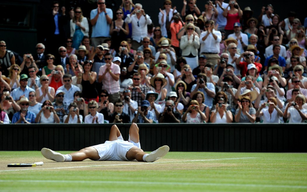 Šťastný Rafael Nadal po své druhém wimbledonském triumfu