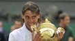 Rafael Nadal ochutnává svoji trofej