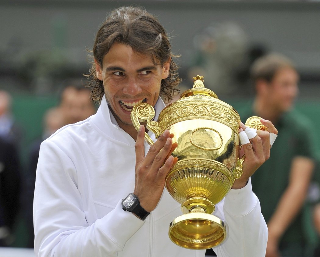 Rafael Nadal ochutnává svoji trofej