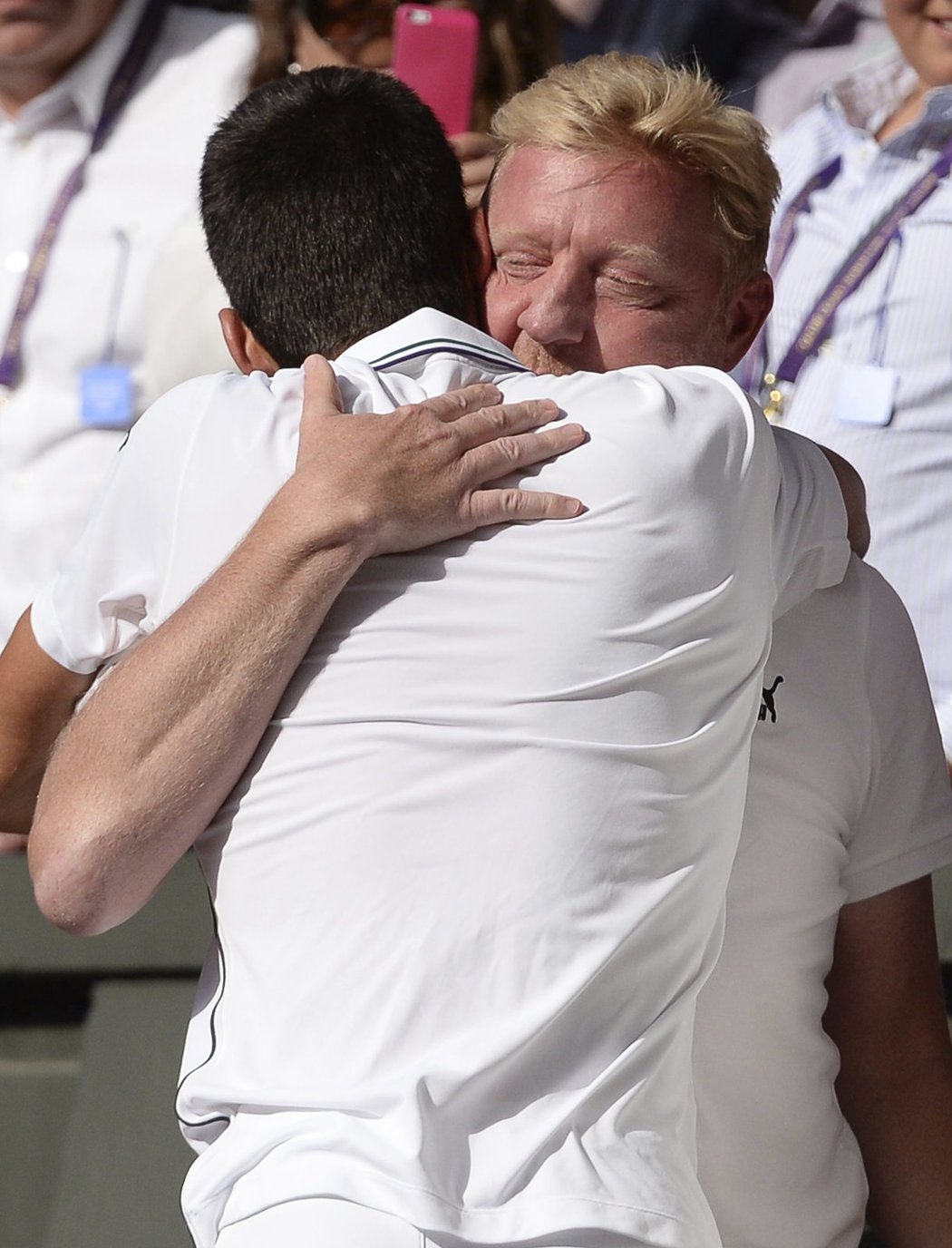 Novak Djokovič se objímá po svém wimbledonském triumfu s koučem Borisem Beckerem